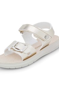 Zlaté kovové sandály s nastavitelnými popruhy a stříbrnou sponou. Mají měkkou, polstrovanou stélku a texturovanou podrážku pro lepší přilnavost.