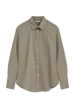 Camisa verde oliva de manga larga con botones, cuello puntiagudo y pequeño logo bordado en el pecho izquierdo.