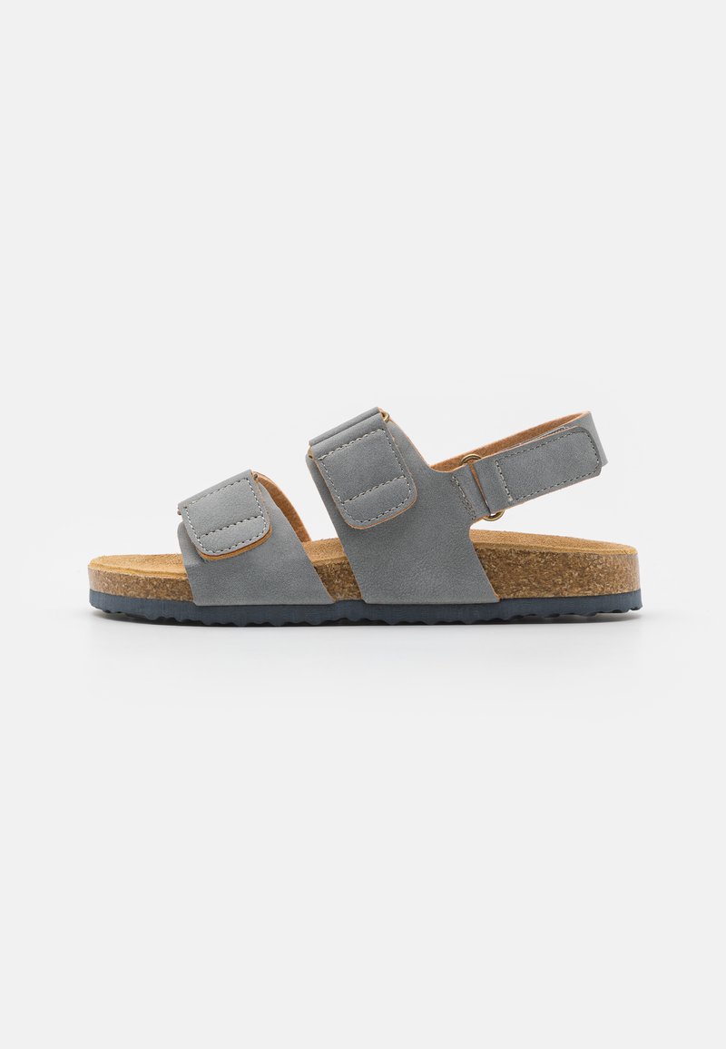 Grå sandaler med två justerbara remmar, korkfotbädd, gummiyttersula och slät textur. Designade för komfort med en avslappnad stil.