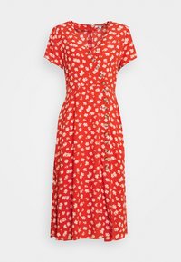Vestido rojo con flores, de manga corta, escote en V, con cierre de botones en la parte delantera y falda acampanada. Presenta pequeñas flores blancas y botones de madera.