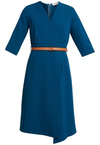 Teal omlottklänning med trekvartslånga ärmar och åtsittande midja, prydd med ett brunt bälte och en slits på sidan. Slät tygt och dragkedjestängning bak.