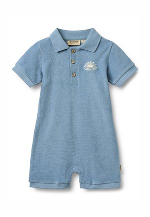 Jasnoniebieski poliesterowy kombinezon polo z kołnierzykiem, trzema drewnianymi guzikami oraz haftem słońca na piersi. Krótkie rękawy i mankiety na nogawkach.