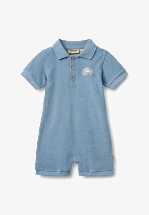 Peto tipo polo de rizo azul claro con cuello, tres botones de madera y bordado de sol en el pecho. Mangas cortas y piernas con puños.