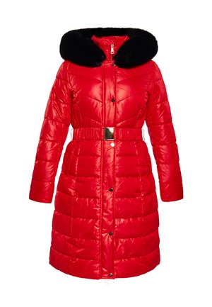 Doudoune rouge avec fermeture éclair à l'avant, col en fausse fourrure noire, taille ceinturée et motif matelassé. Présente des manches longues et des boutons-pression.