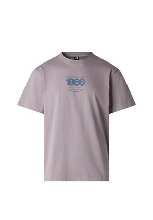 T-shirt a maniche corte di colore viola chiaro con la scritta "THE NORTH FACE 1966 EST. BERKELEY CALIFORNIA" stampata in blu sul petto.