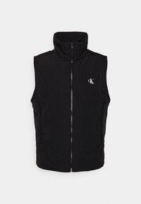 Czarna kamizelka bez rękawów z wysokim kołnierzem, zapinana na zamek z przodu, z bocznymi kieszeniami. Na lewej piersi subtelne białe logo „CK”. Materiał o fakturze.