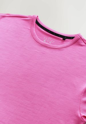 Roze T-shirt met korte mouwen en een ronde hals. Gemaakt van een gestructureerde stof, met een zwart label binnen de kraag met witte branding.
