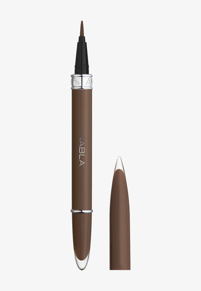 Stylo eyeliner brun NABLA avec une pointe effilée, un capuchon noir brillant et des accents argentés. Le corps est lisse et cylindrique.