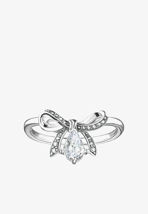 Silberner Ring mit Schleifendetail, verziert mit kleinen eingelassenen Steinen und einem birnenförmigen, klaren Edelstein in der Mitte.