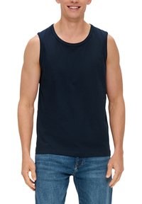 Marineblaues ärmelloses Tanktop aus Baumwolle mit rundem Halsausschnitt und bequemer Passform, kombiniert mit hellblauen Denim-Jeans.