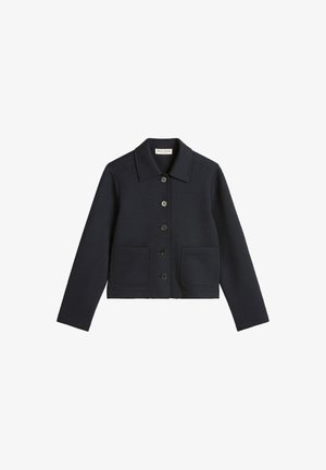 Marineblaue Baumwolljacke mit Knopfverschluss, spitzem Kragen, langen Ärmeln und zwei aufgesetzten Taschen vorne. Glatte Textur, kurz geschnittenes Design.