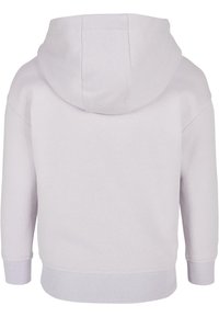 Sudadera blanca de manga larga con capucha, con puños y dobladillo acanalados, vista desde la parte posterior sobre un fondo liso.
