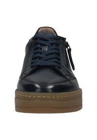 Marineblaue Ledersneaker mit strukturiertem Finish, Schnürverschluss und seitlichem Reißverschluss, ausgestattet mit einer dicken Gummisohle und gesteppten Akzenten.