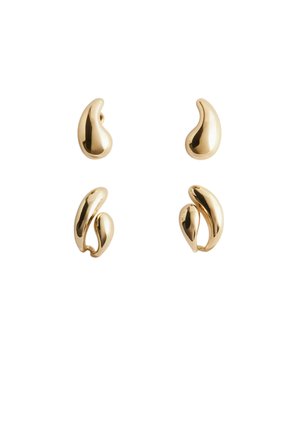 Goldfarbene Ohrringe mit einer glatten, glänzenden Oberfläche. Zwei Paare weisen eine geschwungene, organische Form und fluide Designelemente auf.