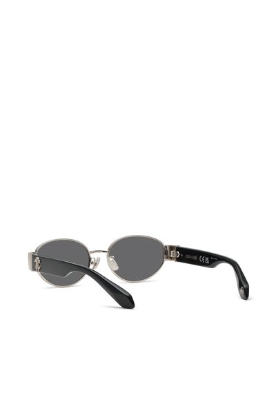 Lunettes de soleil de forme ovale avec verres foncés, fines montures en métal argenté et branches noires courbées avec petits logos près des charnières.