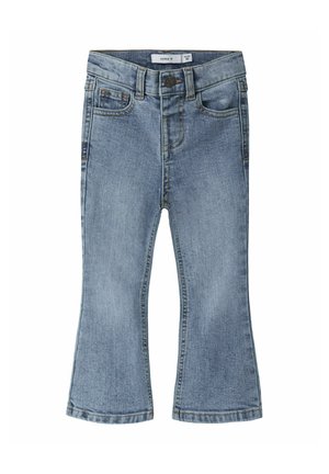 Jean en denim bleu clair pour tout-petits avec jambes évasées, poches avant, passants de ceinture et fermeture par bouton sur fond blanc.