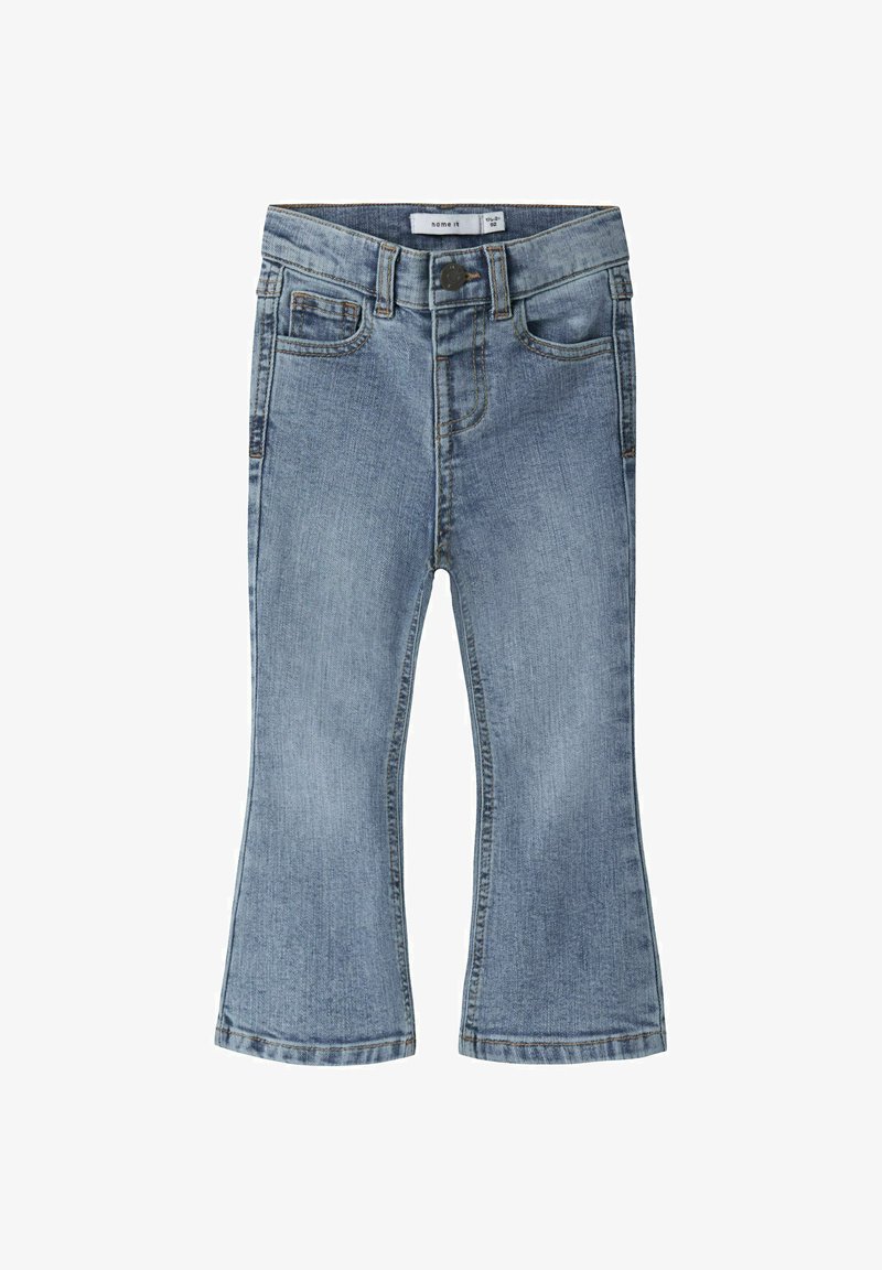 Jean en denim bleu clair pour tout-petits avec jambes évasées, poches avant, passants de ceinture et fermeture par bouton sur fond blanc.