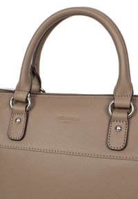 Borsa in pelle marrone chiaro con due manici arrotondati, hardware argentato e branding discreto. Superficie texture con dettagli di cucitura ordinati.