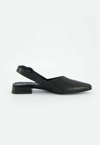 Scarpe slingback in pelle nera con punta appuntita, tacco piatto e design minimalista; texture liscia e cinturino regolabile.