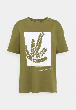 Kort T-shirt met korte mouwen in olijfgroen met een witte vierkante print met een olijfgroene tak met bladeren en kleine tekst eronder.