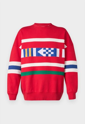 Roter Kapuzenpullover aus Baumwolle mit kräftigen weißen, grünen und blauen horizontalen Streifen. Verfügt über bunte geometrische Muster auf der Vorderseite.