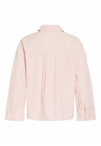 Vue de dos d'une chemise à manches longues rose clair avec de fines rayures blanches verticales et des poignets à boutons sur fond blanc.
