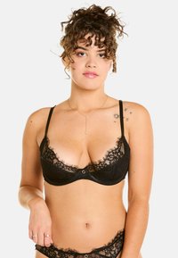 Soutien-gorge en dentelle noire avec des motifs floraux délicats, support à armature, bretelles ajustables et un petit détail central.