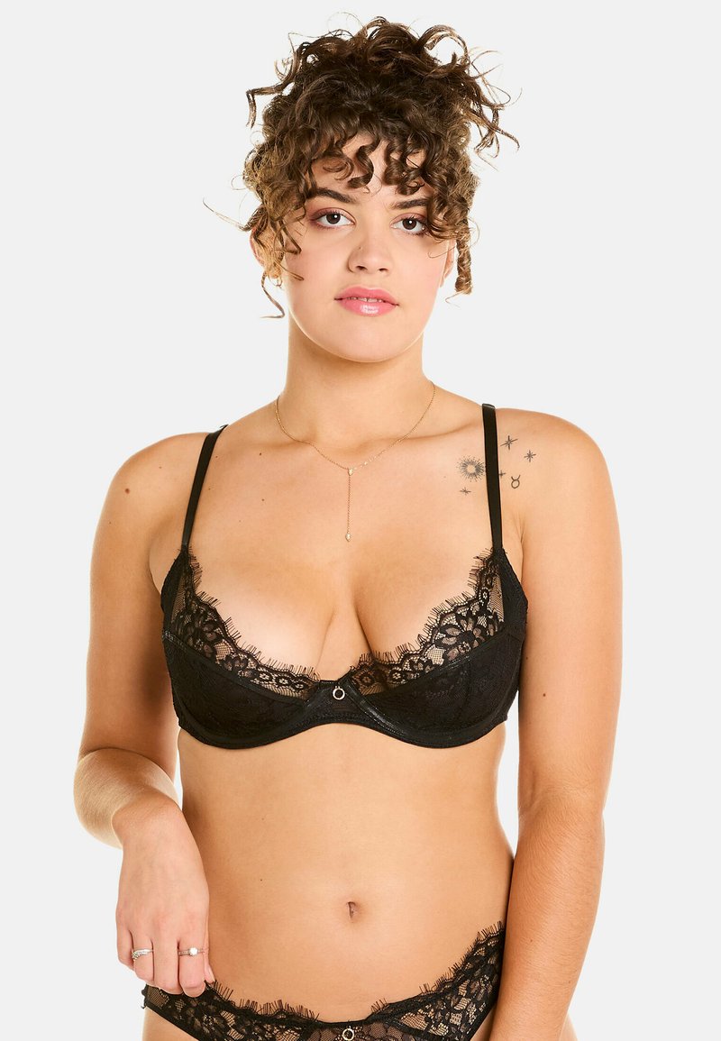 Soutien-gorge en dentelle noire avec des motifs floraux délicats, support à armature, bretelles ajustables et un petit détail central.