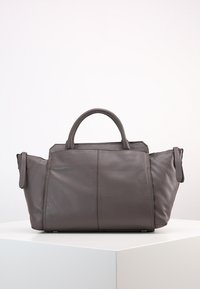 Grå läderhandväska med två runda handtag, strukturerad form, sidofickor och slät textur. Minimalistisk design med subtila sömnadsdetaljer.