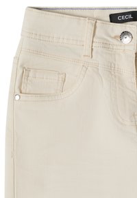 Jean en denim blanc cassé avec poche pour pièce à l'avant, rivet en métal, fermeture par bouton, passants pour ceinture et couture apparente.