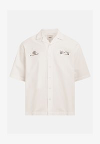 Camisa blanca de manga corta con botones y cuello, con logotipos de texto "Revolutionary Pressure" en el pecho izquierdo y "Redefined Rebel Street Apparel" en el pecho derecho.
