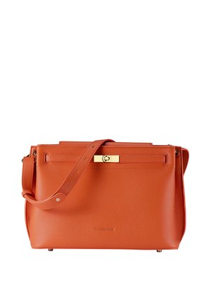 Bolso de mano de cuero naranja con un acabado texturizado, que presenta un cierre en tono dorado, correa ajustable y un logotipo estampado en la parte frontal.