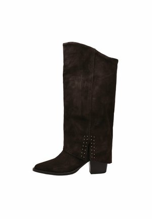 Bota alta de ante negro con tacón bajo, punta puntiaguda y pequeñas tachuelas decorativas de metal cerca del tobillo.