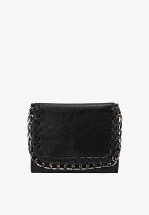 Sort læderpung med tekstureret finish, der har en dekorativ kædesyning langs kanten. Kompakt rektangulær form.