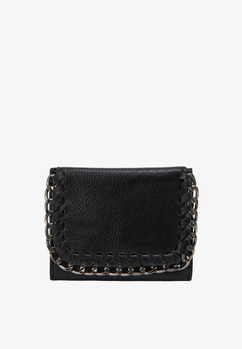 Černá kožená peněženka s texturovaným povrchem, s dekorativním řetízkovým stehem podél okraje. Kompaktní obdélníkový tvar.