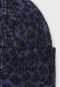 Beanie a righe nere e viola realizzato in lana testurizzata, caratterizzato da un design a maglia stretta con un risvolto alla base.