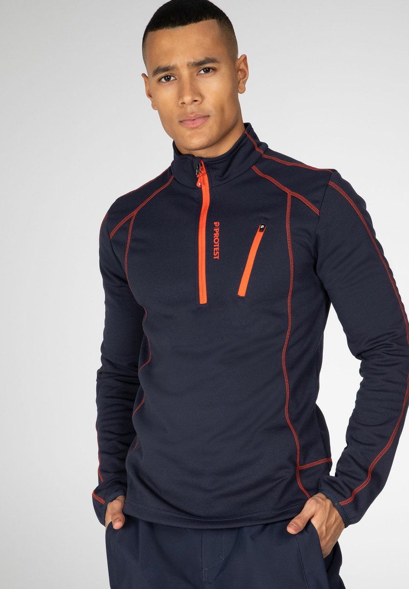 Pullover blu navy con accenti arancioni, design a zip quarti, tessuto testurizzato, con tasca petto con zip e cuciture a contrasto.