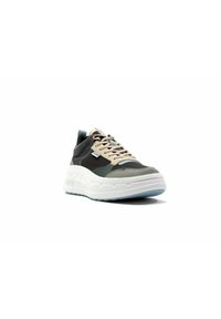 Sneaker caratterizzato da una combinazione di materiali verde scuro e beige, suola bianca spessa, dettagli testurizzati e lacci multicolori.