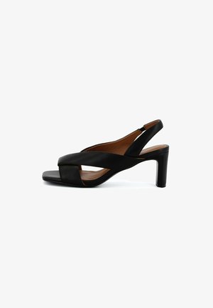 Sandalo slingback in pelle nera con punta quadrata, tacco basso a blocco e design con cinturini incrociati.