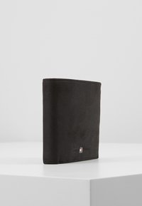 Svart skinnlommebok, glatt tekstur, rektangulær form, minimal design, har et logo som en liten detalj nederst.