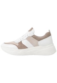 Baskets blanches et beiges avec semelle épaisse, lacets à l'avant, et matériaux mixtes en cuir et daim, vues de profil.