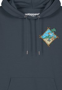 Donkerblauwe hoodie met een geborduurd ruitvormig ontwerp met een tropische scène, palmboom, bergen en zon. Verstelbare koordjes.