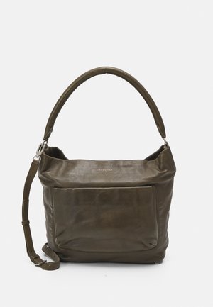 Sac à épaule en cuir vert olive avec une poignée arrondie, une bandoulière réglable, une poche avant et une texture lisse. Présente le logo de la marque à l'avant.