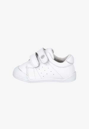 Zapatilla blanca para niños con dos tiras de velcro, ventilaciones perforadas en los laterales y cuello acolchado en el talón sobre un fondo blanco.