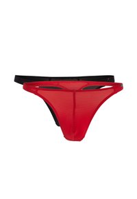 Tanga in rete rossa e nera con una superficie liscia, caratterizzata da un design minimalista e cinturini sottili. Il tessuto rosso è trasparente, mettendo in evidenza un colore di contrasto.