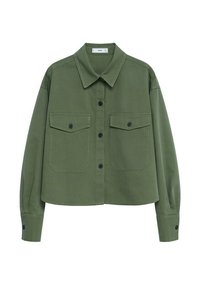 Chemise vert olive à manches longues avec boutons, deux poches avant à rabat et col pointu, présentée sur fond blanc.