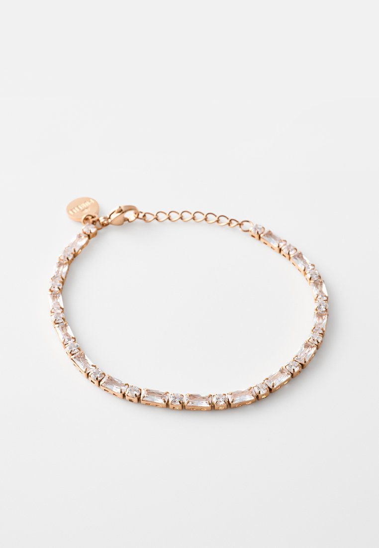 Bracciale in oro rosa con cristalli chiari rettangolari e rotondi, collegati da piccoli accenti metallici, dotato di chiusura a catena regolabile.