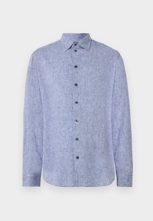 Chemise en lin bleu clair à manches longues avec boutonnage sur le devant et col classique, présentée sur un fond blanc uni.