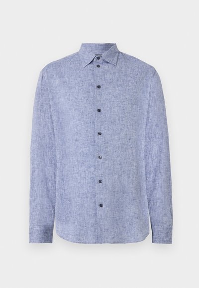 Ανοιχτό μπλε λινό πουκάμισο με μακριά μανίκια, εμπρός με κουμπιά και κλασικό γιακά, σε απλό λευκό φόντο.