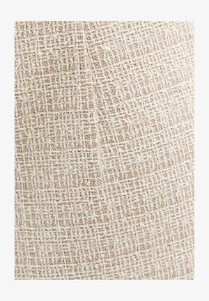 Tissu tissé beige et blanc cassé avec un motif texturé en croisillons et une couture visible.